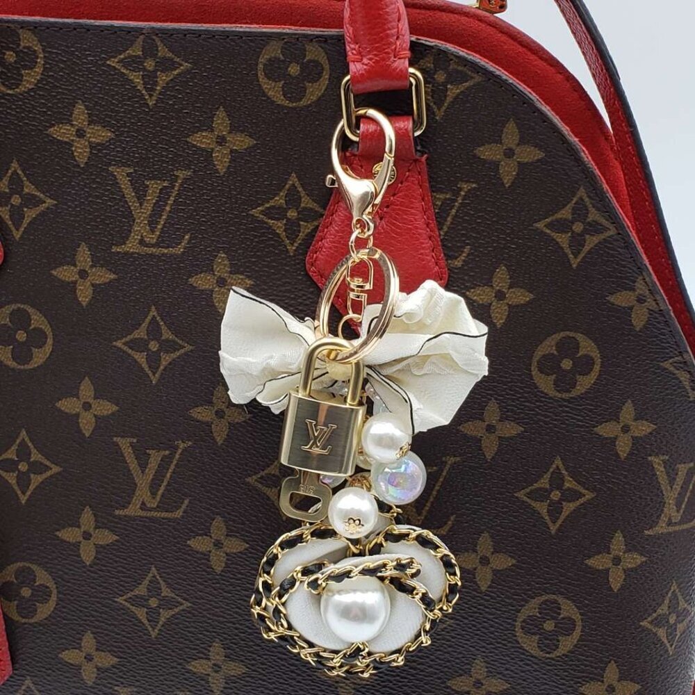 LV Gold Padlock Authentic 🔑 Luxury Bag Charm w/ Unbranded Flower Keychain - Picture 13 of 15